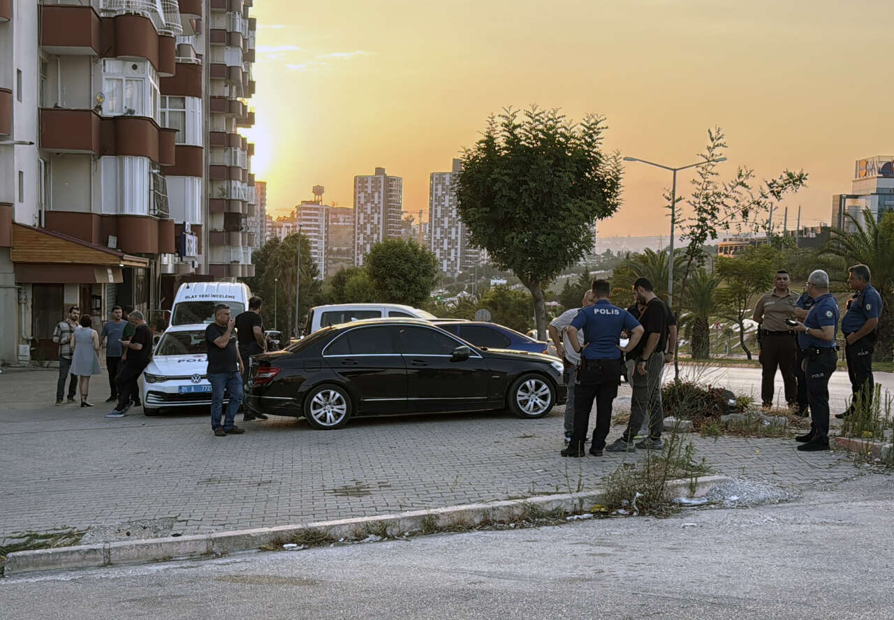 Emekli polis ve oğlu öldürülmüştü! Cenazede yürek yakan görüntü 3